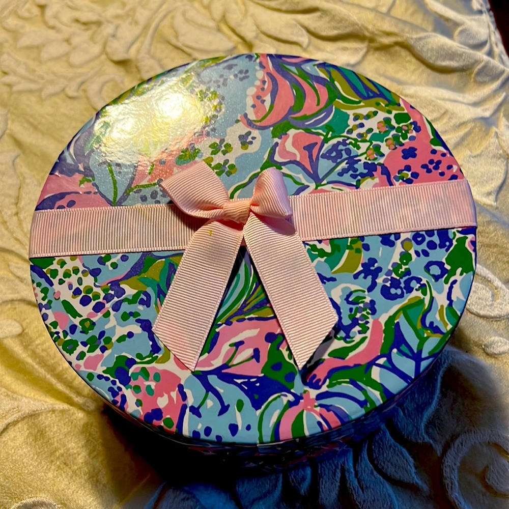 Lily cosmetic box